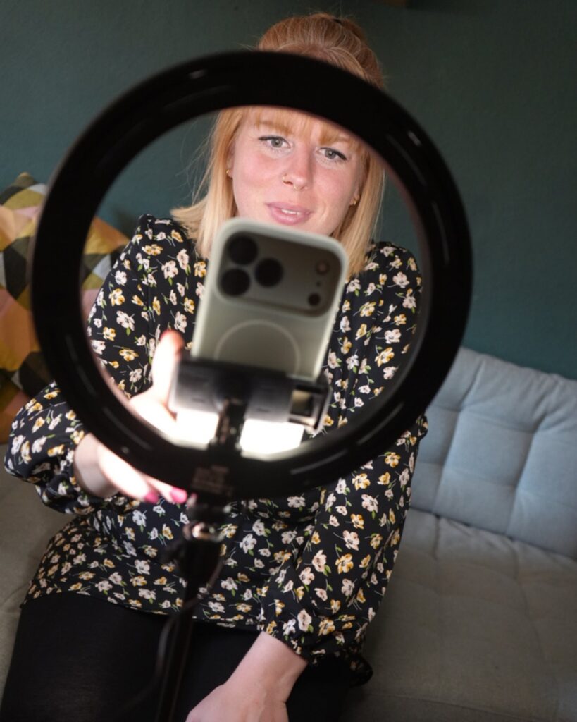 Maren Thiel, Social Media Managerin aus Nordfriesland, filmt Social-Media-Content mit Smartphone und Ringlicht