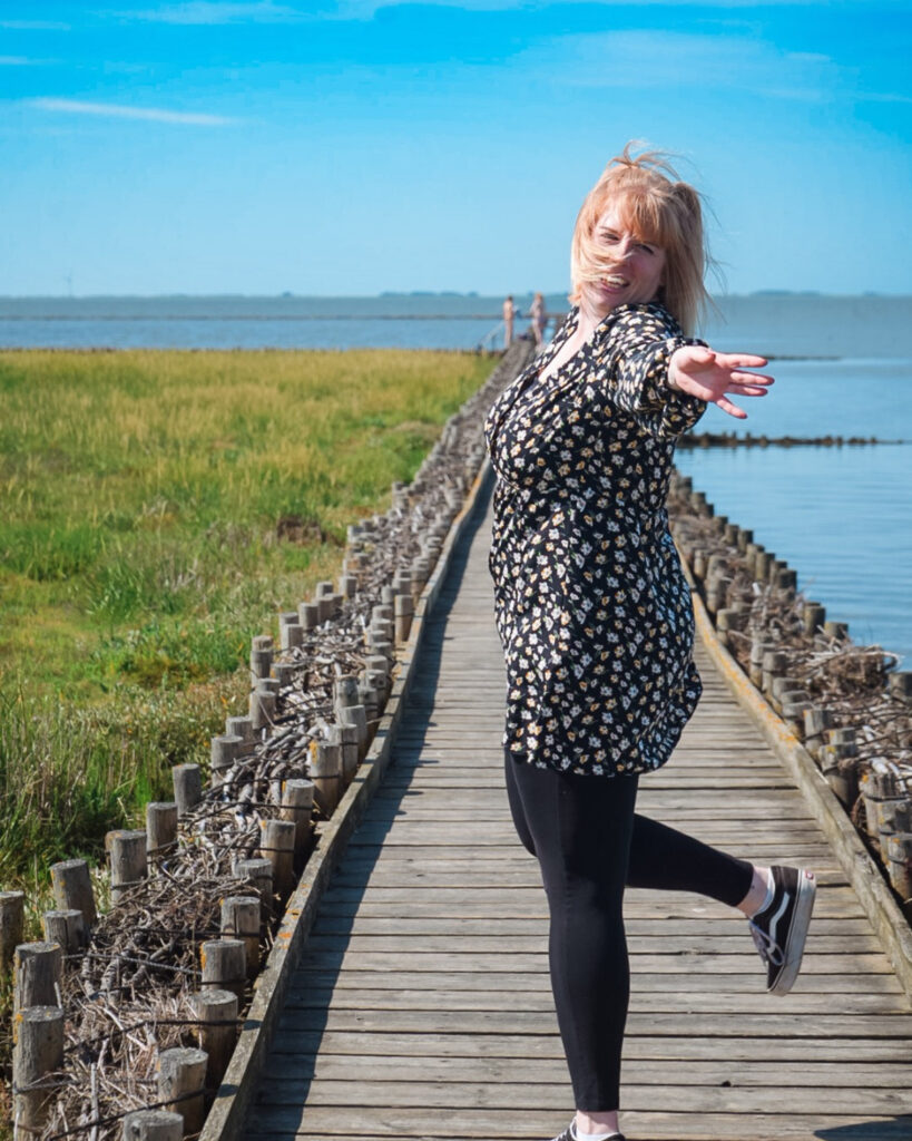 Maren Thiel, Social Media Managerin bei lautsocials, auf einem Steg an der Nordsee